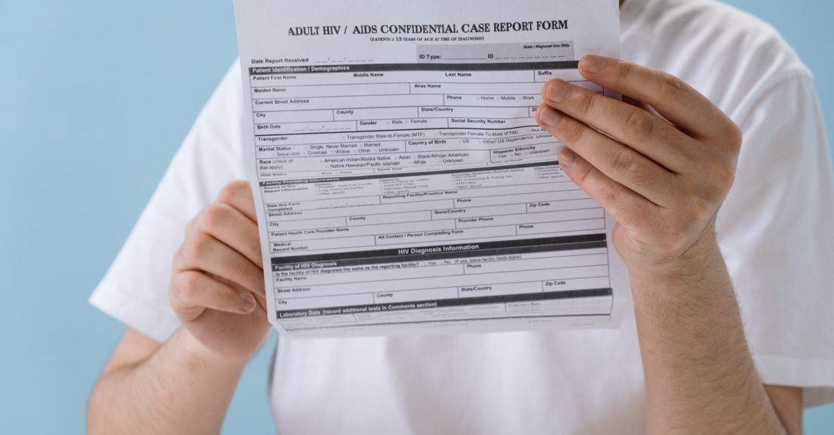 Cid c61 cancer de prostata afastamento auxilio doenca e aposentadoria inline 2 392900 1783793548 Pessoa segurando um documento com informações confidenciais.