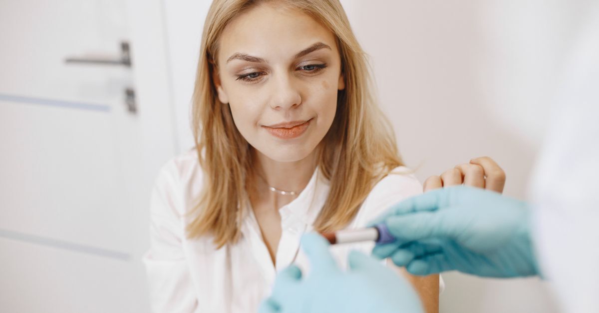 Cid d61 aplasia medular afastamento auxilio doenca e aposentadoria inline 2 480391 1785089700 Mulher em uma clínica médica, conversando com um profissional de saúde.