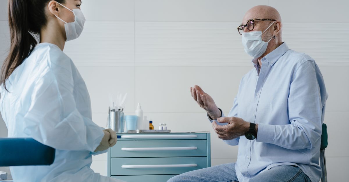 Cid f01 demencia vascular afastamento auxilio doenca e aposentadoria inline 1 510636 1785435292 Profissional de saúde e paciente conversando em uma clínica médica.