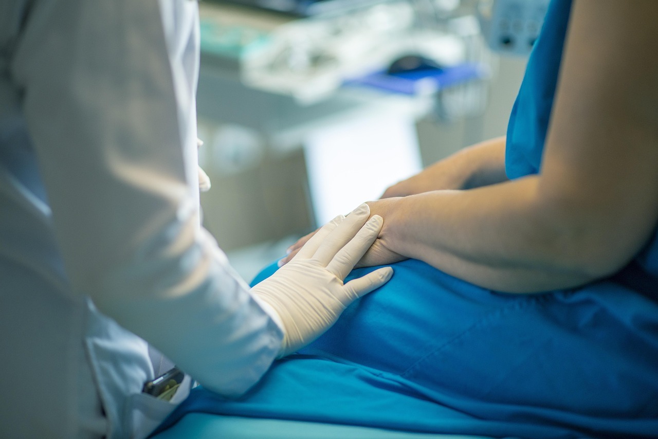 Médico examinando paciente em ambiente clínico.