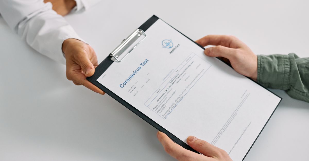 Cid g36 0 neuromielite optica afastamento auxilio doenca e aposentadoria inline 2 499158 1785330934 Paciente recebendo um documento de um profissional de saúde.