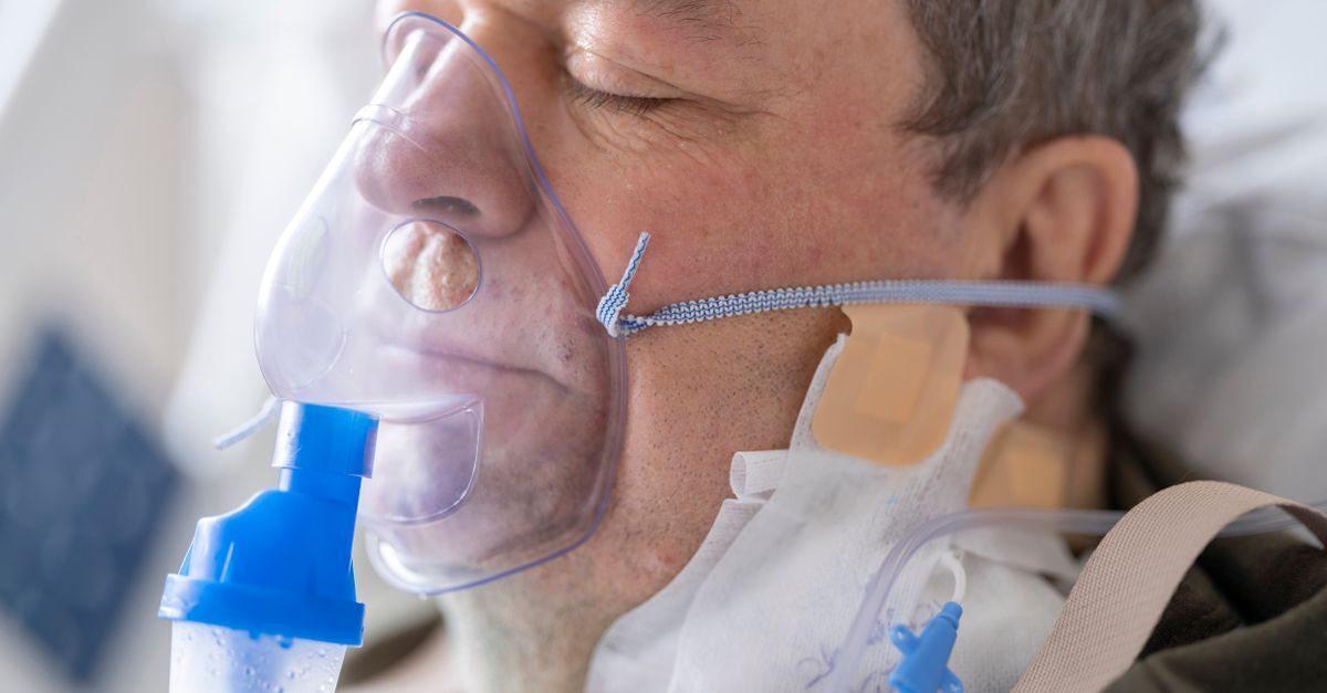 Cid i25 2 pos infarto do miocardio afastamento auxilio doenca e aposentadoria inline 1 360190 1783447649 Homem de olhos fechados usando máscara de oxigênio em ambiente hospitalar.