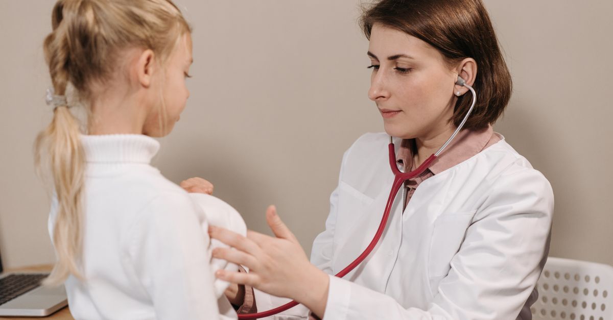 Cid j44 dpoc afastamento auxilio doenca e aposentadoria inline 2 379884 1783620910 Médica de jaleco branco examinando uma criança com um estetoscópio em um consultório.