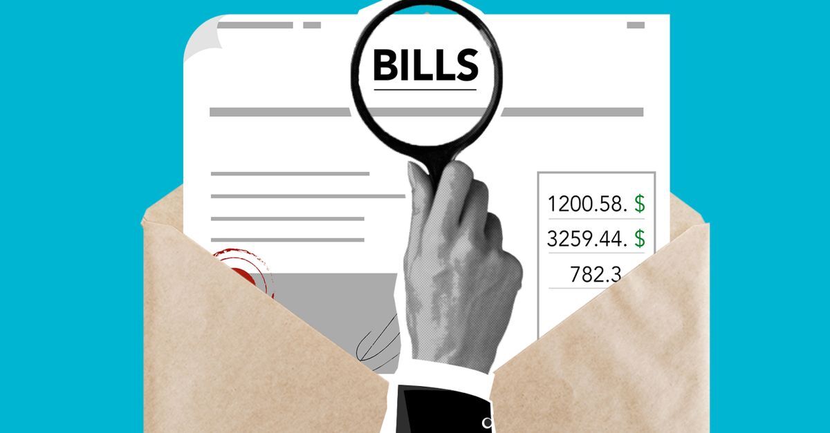 Mão segurando uma lupa sobre contas em um envelope, simbolizando análise financeira.