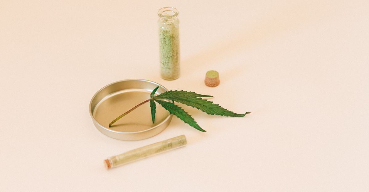 Como conseguir canabidiol cannabis pelo sus em 2026 inline 1 507113 1785405071 Folha de cannabis em um prato de metal, com um tubo de vidro e um frasco ao fundo.