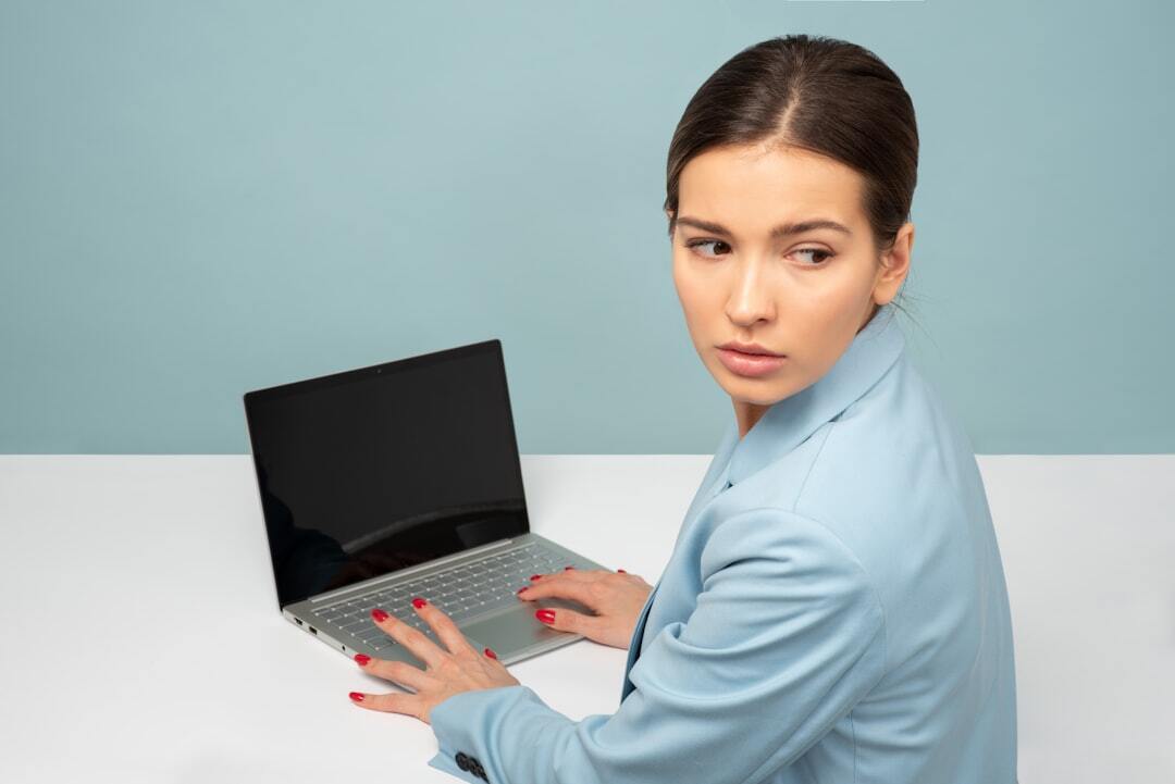 Mulher usando laptop em ambiente de trabalho