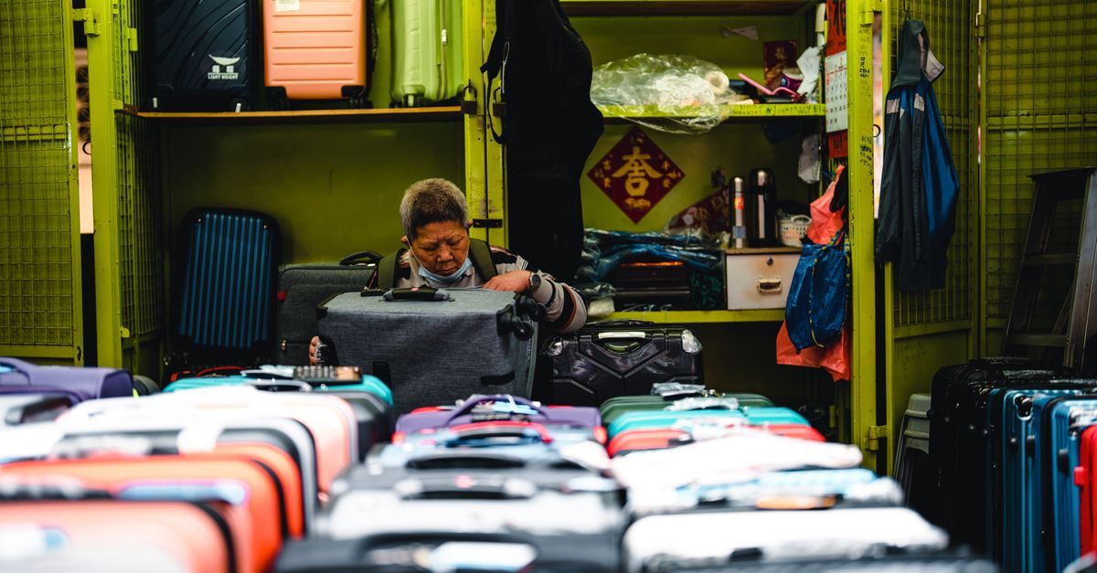 Pessoa em uma loja, cercada por produtos em prateleiras, possivelmente em uma situação de compra.