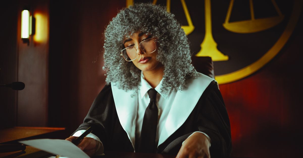 Divorcio inline 2 85547 1785325561 Pessoa com cabelo cacheado escrevendo em um documento em uma sala de escritório.