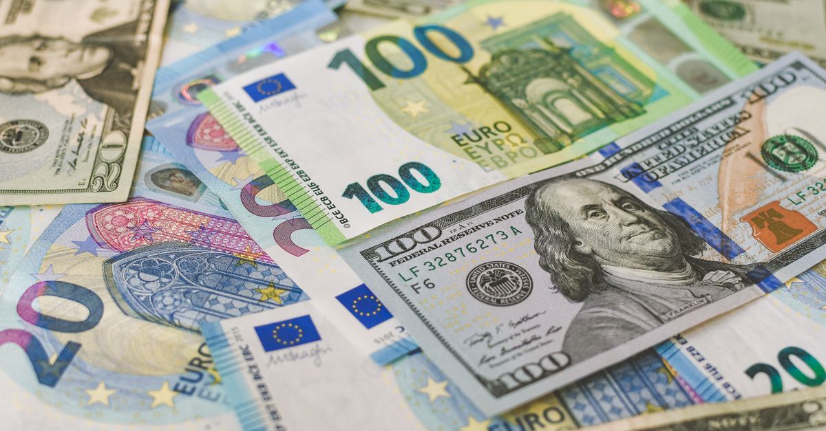 Evasao de divisas e contas no exterior inline 2 385303 1783712081 Moedas e cédulos de diferentes países sobrepostos, destacando transações financeiras internacionais.