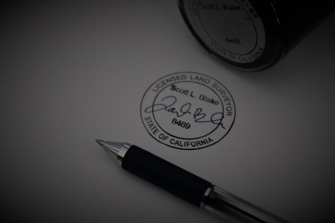 Falsidade ideologica e documental inline 2 463535 1784822694 Selo oficial e caneta em papel, indicando autenticação de documentos.