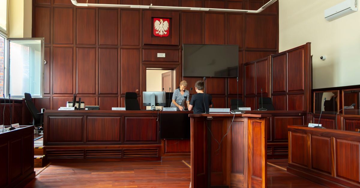 Juiz e advogado em tribunal discutindo caso legal
