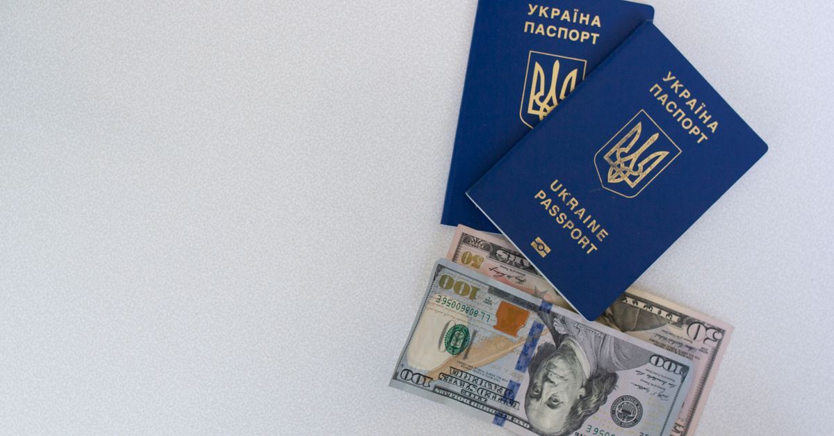 Passaportes e dinheiro americano sobre uma superfície branca. — foto: borys zaitsev