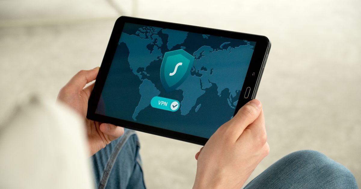 Imagens intimas criadas por ia como a nova lei te protege inline 1 333646 1783071430 Pessoa segurando um tablet que exibe um mapa-múndi e um escudo de segurança com a indicação de conexão vpn ativa.