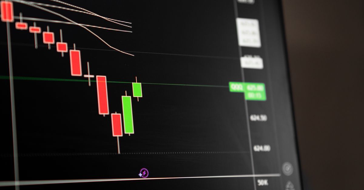 Gráfico de mercado financeiro com velas vermelhas e verdes em fundo escuro.