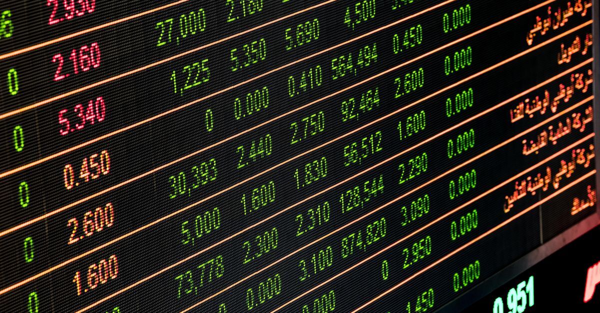 Insider trading e manipulacao de mercado inline 2 398834 1783885187 Painel eletrônico exibindo números e cotações financeiras em verde e vermelho da bolsa de valores.