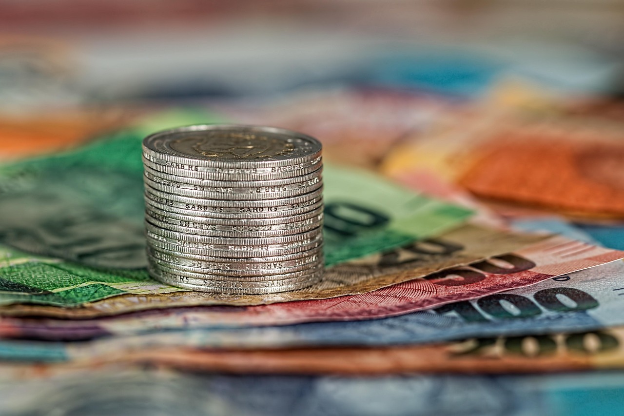 Lavagem de dinheiro inline 2 440659 1784390889 Moedas e cédulas de diversos valores e cores, sugerindo transações financeiras.