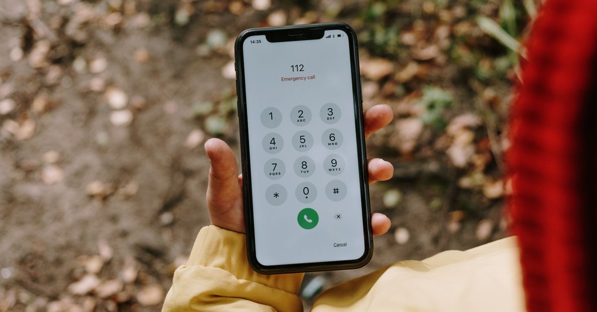 Lei maria da penha inline 1 403695 1783944367 Mão segurando celular com a tela de discagem exibindo o número de emergência 112.