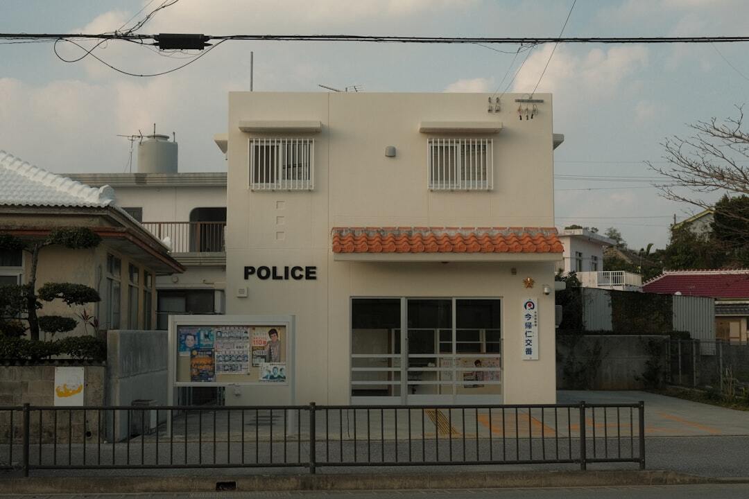 Lei maria da penha inline 2 403695 1783944379 Delegacia de polícia com fachada branca e estrutura simples.