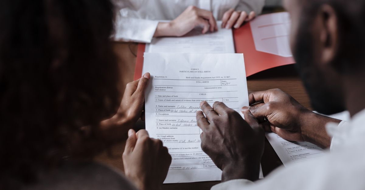 Negativa de aposentadoria pelo inss como reverter no crps inline 1 497390 1785317958 Pessoas em reunião analisando documentos em uma mesa.