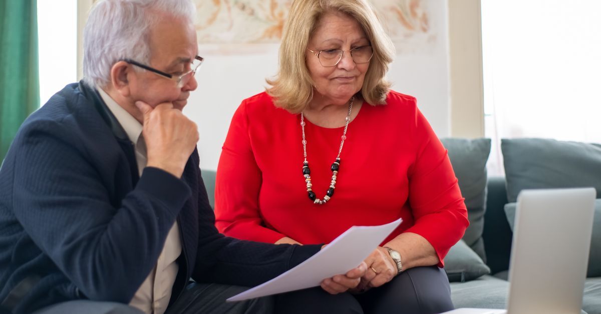 Negativa de aposentadoria pelo inss como reverter no crps inline 2 497390 1785317970 Pessoa idosa com documentos em mãos, em ambiente doméstico, discutindo com outra pessoa.