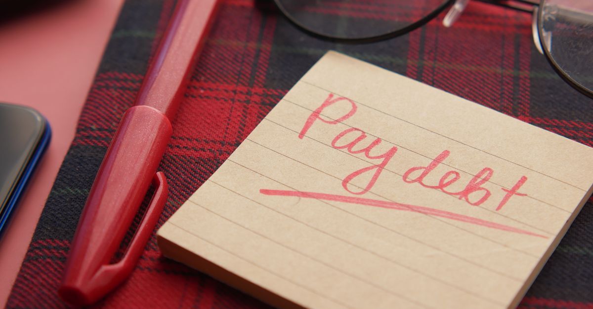 Negativacao indevida inline 2 135804 1783435185 Quadro com nota fiscal e caneta, simbolizando dívida e organização financeira.