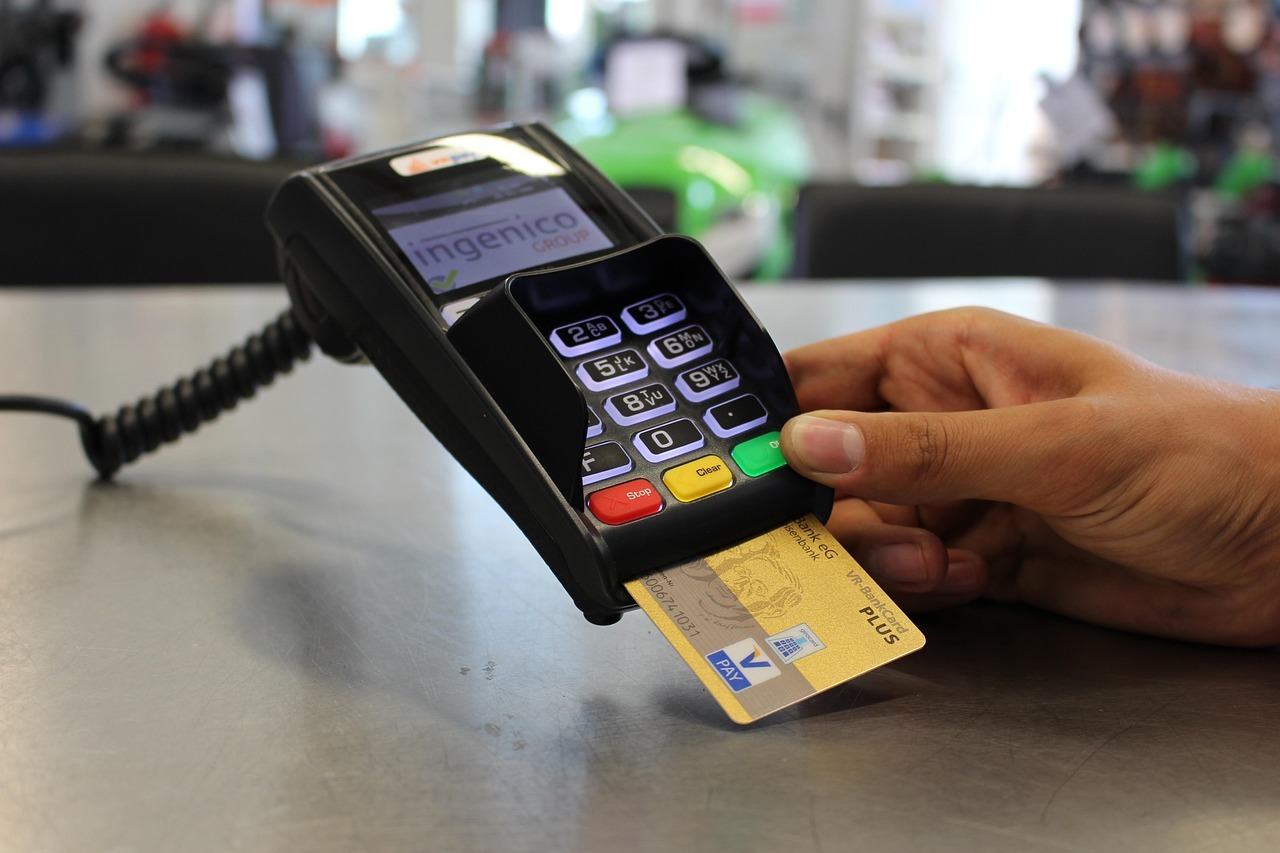 Negativacao indevida inline 2 87767 1785001165 Mão inserindo cartão em máquina de pagamento.