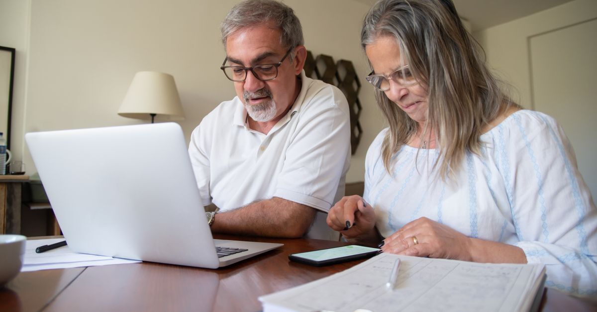 Nova idade minima para se aposentar em 2026 veja o que muda inline 1 428061 1784194474 Idoso e idosa usando computador e analisando documentos em casa.