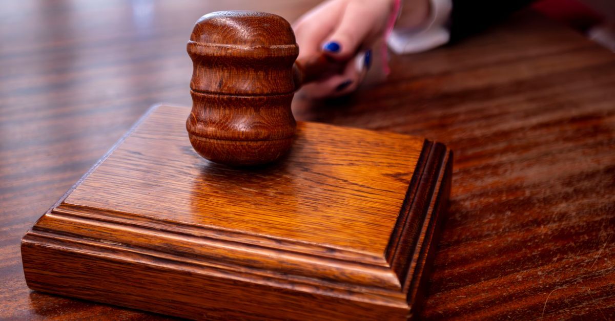 Prevaricacao e condescendencia criminosa inline 2 370487 1783526804 Martelo de justiça em um banco de madeira, simbolizando autoridade legal.