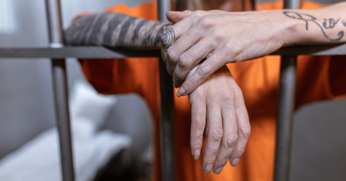 Prisao preventiva e liberdade inline 1 511008 1785440383 Mãos com tatuagem apoiadas em grades de uma cela, simbolizando a restrição de liberdade.