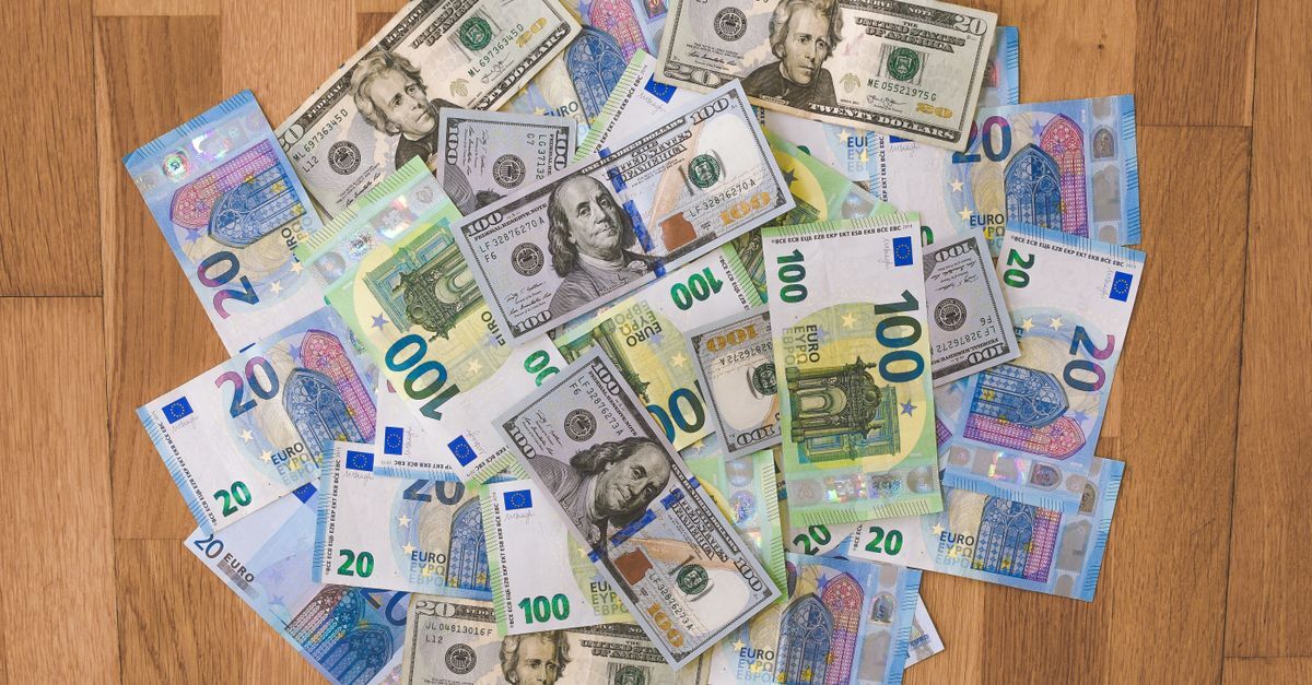 Remitting profits and dividends abroad from brazil rules and taxes inline 1 448223 1784554761 Moedas e notas de diferentes países espalhadas sobre uma superfície de madeira.