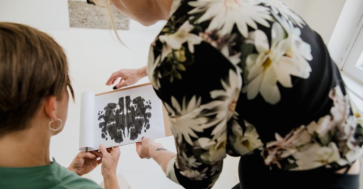Profissionais de saúde analisando um exame cerebral, discutindo questões médicas.