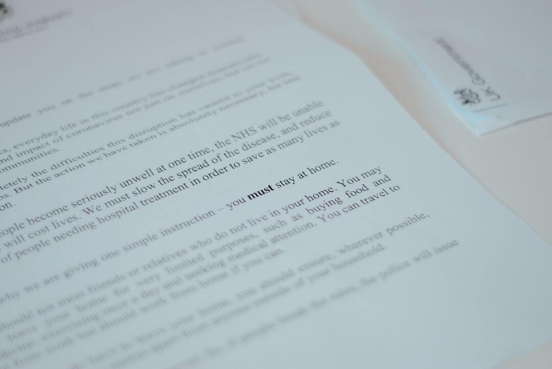 Papel com texto legal e caneta sobre uma mesa, sugerindo análise de documentos.
