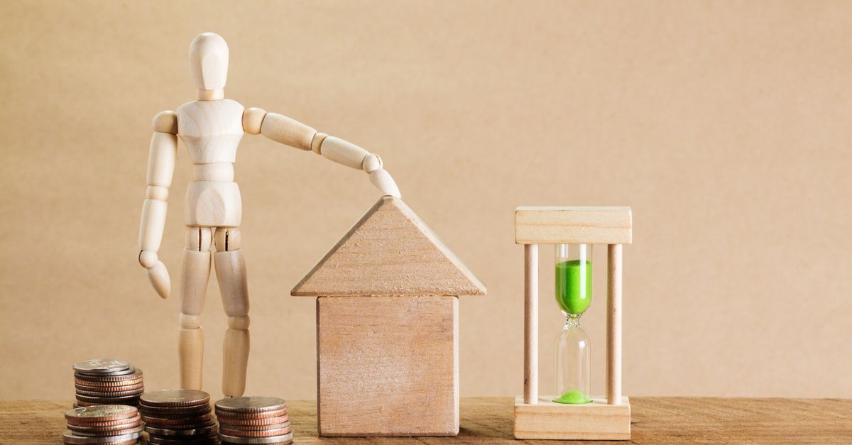 Taxes and costs when buying property in brazil itbi cartorio registry inline 1 369387 1783518089 Figura de madeira com moedas e relógio de areia, simbolizando planejamento financeiro e tempo.