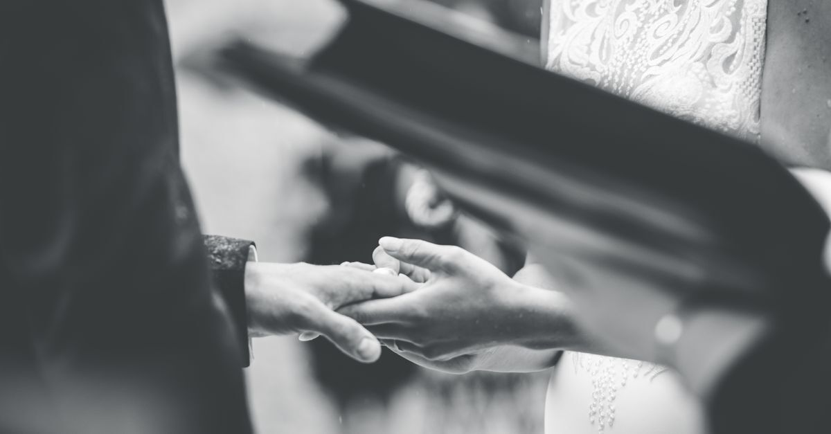 Duas mãos se unindo em um aperto de mão formal.