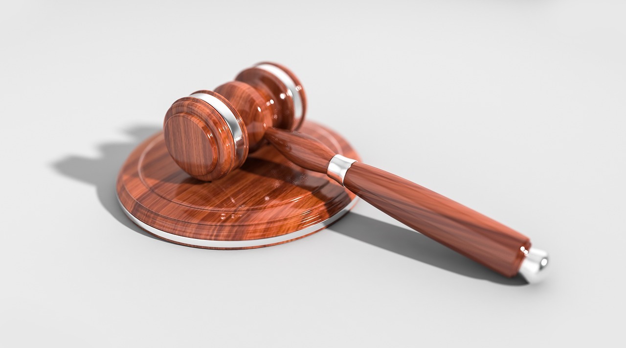 Martelo de justiça sobre base de madeira, simbolizando decisões judiciais.