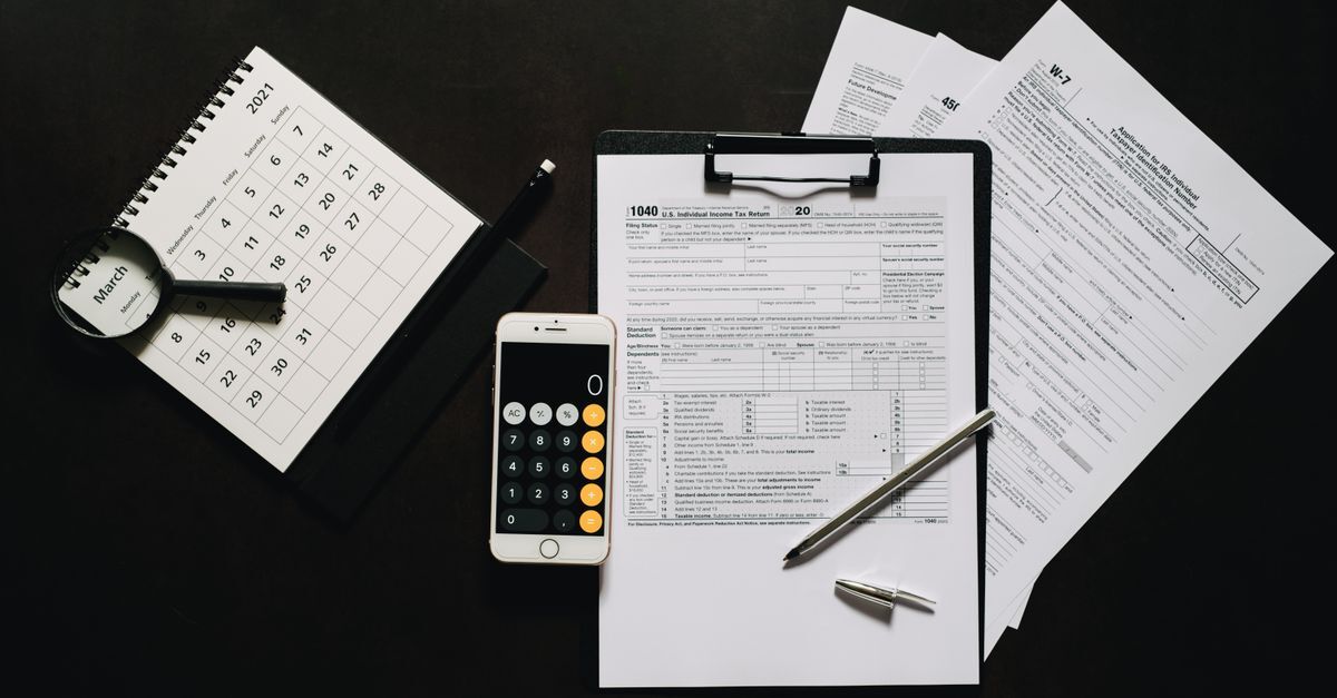 Aposentadoria em 2026 novas idades e regras de transicao inline 2 86582 1785749986 Papelada e calculadora em uma mesa, indicando preparação para questões financeiras ou legais.
