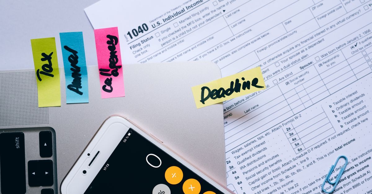Apropriacao indebita previdenciaria inline 1 422236 1786736064 Papelada sobre uma mesa com notas coladas e um smartphone, sugerindo organização de documentos e prazos.