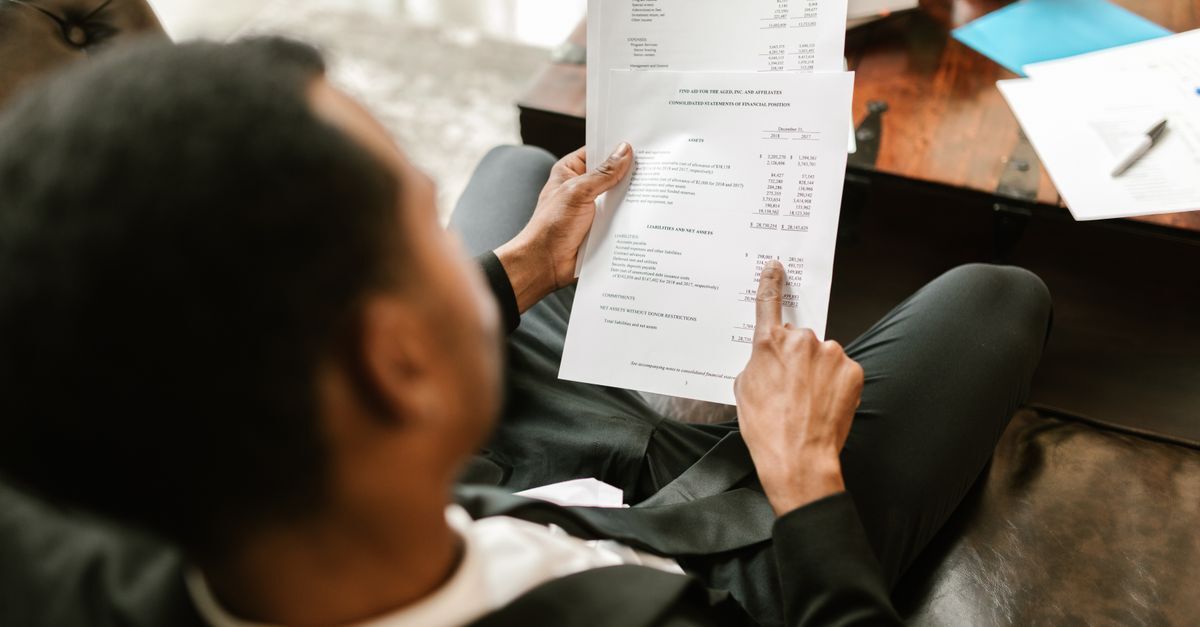 Apropriacao indebita previdenciaria inline 1 533212 1785785963 Homem revisando documentos em um ambiente de trabalho