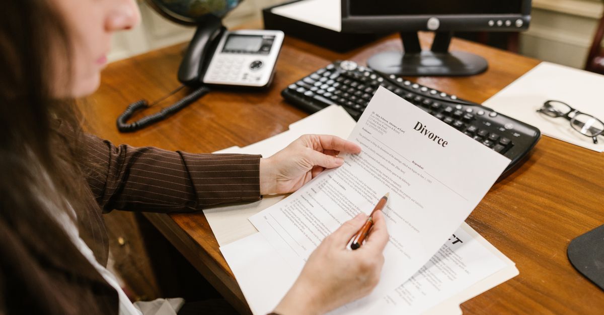 Binational family law brazil inline 1 605432 1786552457 Pessoa preenchendo documentos em uma mesa de trabalho.