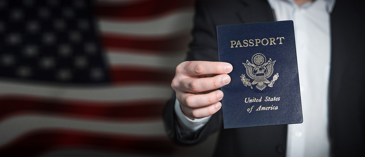 Brazil residence permit for foreign directors and company administrators inline 1 531669 1785775491 Pessoa segurando um passaporte dos estados unidos da américa.