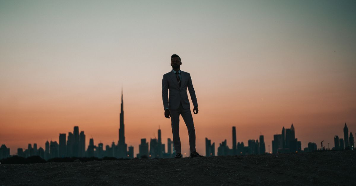 Brazil residency for foreigners living in dubai qatar or saudi arabia inline 2 526801 1785689231 Homem em contemplação diante de uma paisagem urbana ao entardecer.