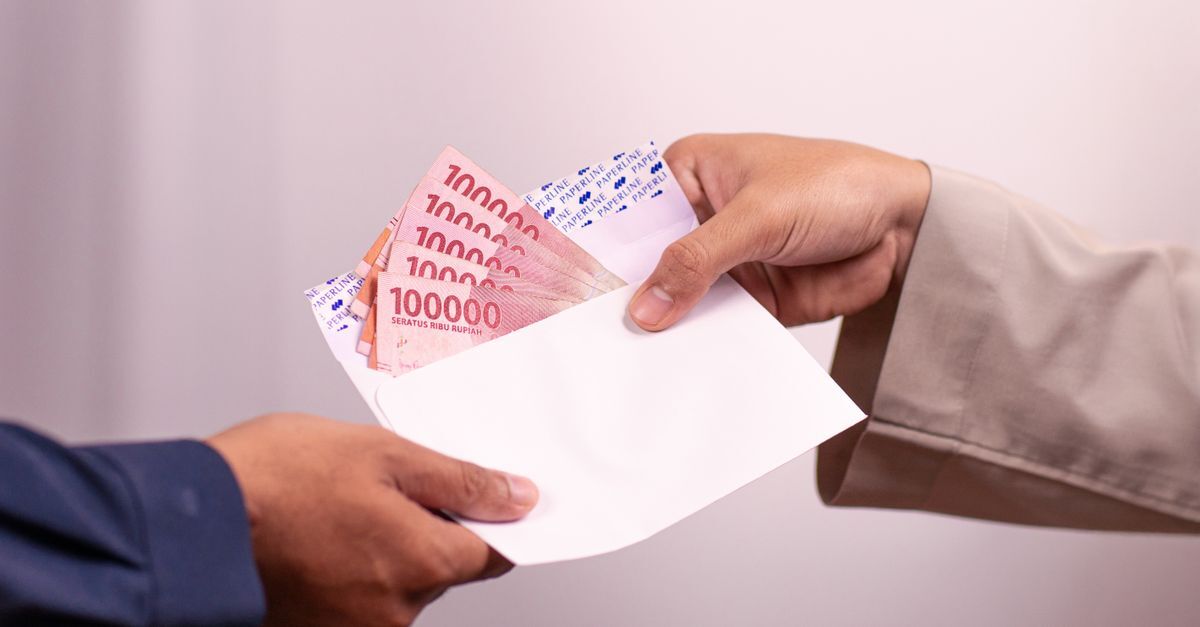 Caixa dois e crimes eleitorais inline 1 662127 1787427337 Mãos trocando um envelope com cédulas de dinheiro.