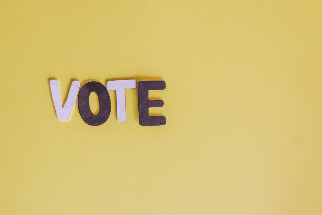 Caixa dois e crimes eleitorais inline 2 662127 1787427355 Letras coloridas que formam a palavra 'vote' sobre um fundo amarelo.