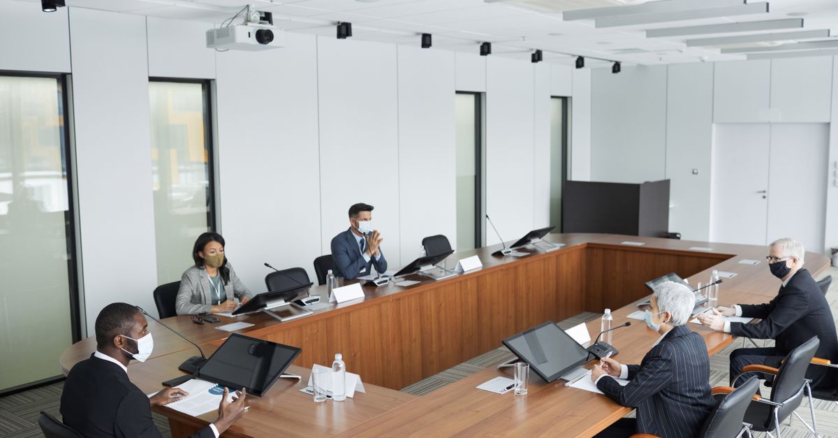 Cartel e crimes contra a ordem economica inline 2 610942 1786622749 Grupo de profissionais em reunião de negócios em ambiente corporativo