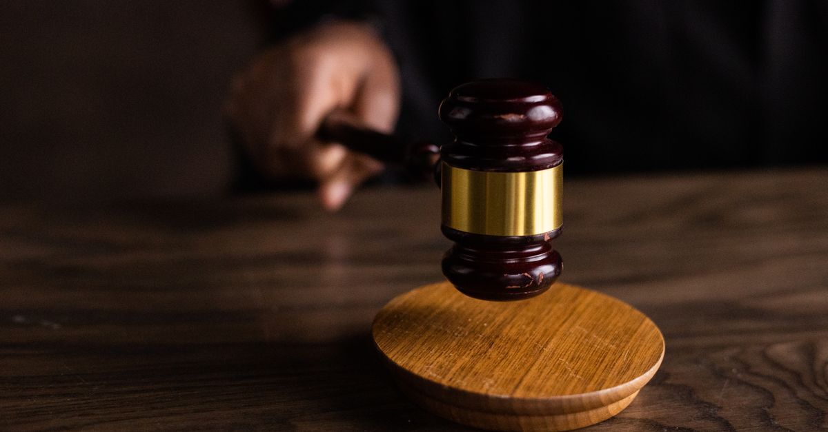Cartel e crimes contra a ordem economica inline 2 662019 1787414726 Martelo sendo golpeado em um bloco de madeira, simbolizando uma decisão judicial.