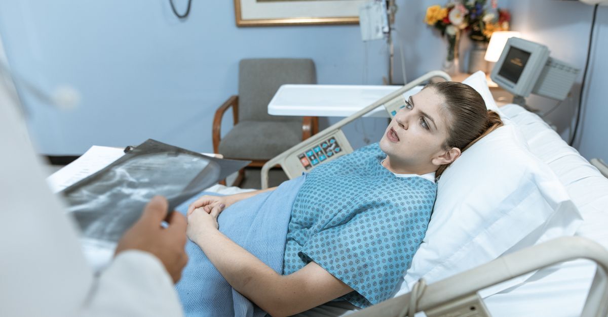 Cid c15 cancer de esofago afastamento auxilio doenca e aposentadoria inline 1 539887 1785848691 Paciente em cama hospitalar com radiografia sendo analisada por um médico.