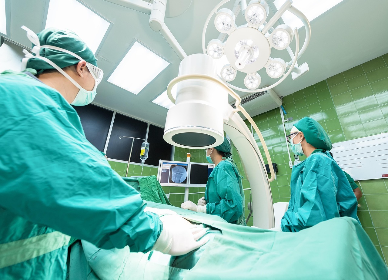 Cid c23 cancer de vesicula biliar afastamento auxilio doenca e aposentadoria inline 1 564825 1786107944 Equipe médica em sala de operação, com luzes cirúrgicas e monitores, durante procedimento.
