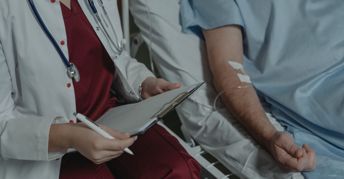 Cid c49 sarcoma de partes moles afastamento auxilio doenca e aposentadoria inline 1 552922 1786021484 Enfermeira anotando em caderno ao lado de paciente com curativo no braço.