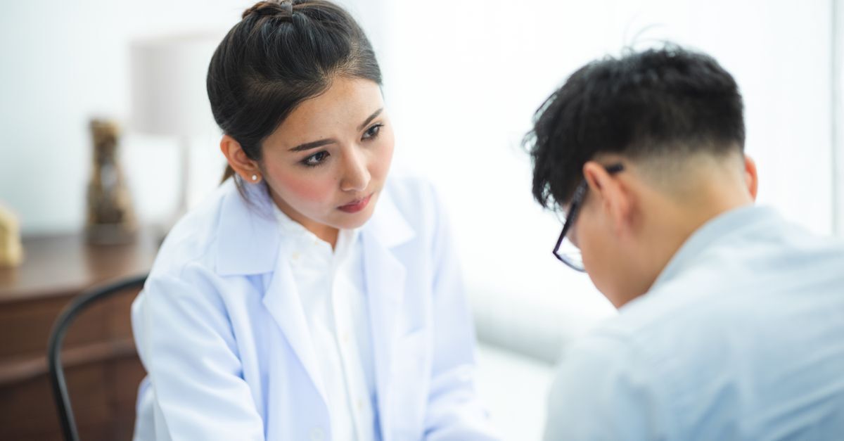 Cid c54 cancer de endometrio afastamento auxilio doenca e aposentadoria inline 1 566170 1786125931 Médica e paciente em uma conversa, possivelmente em um ambiente de saúde.