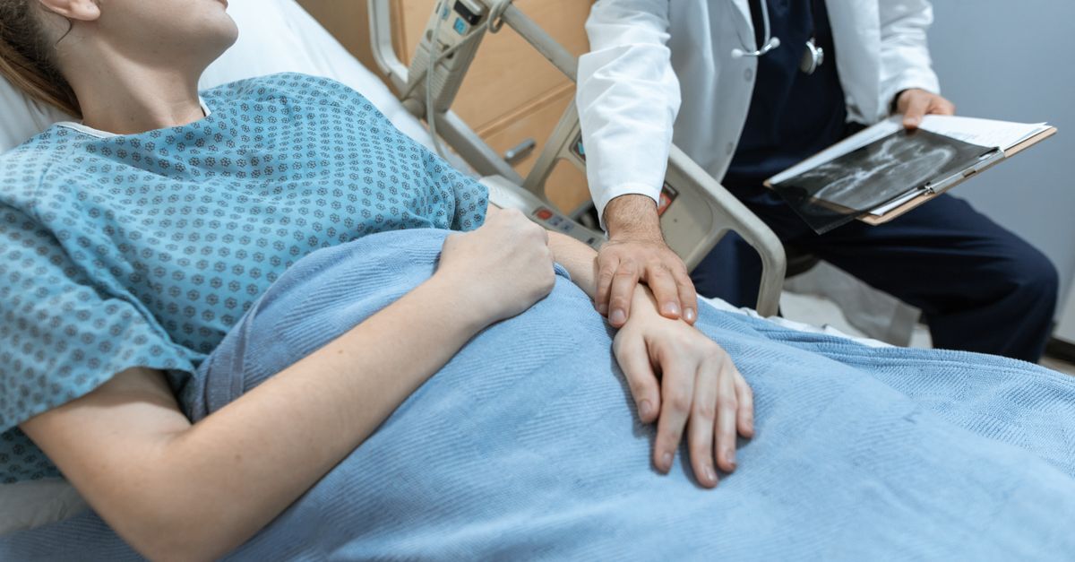 Cid e75 2 doenca de gaucher afastamento auxilio doenca e aposentadoria inline 1 612776 1786644228 Paciente em cama hospitalar sendo atendida por um médico, com radiografia em mãos.